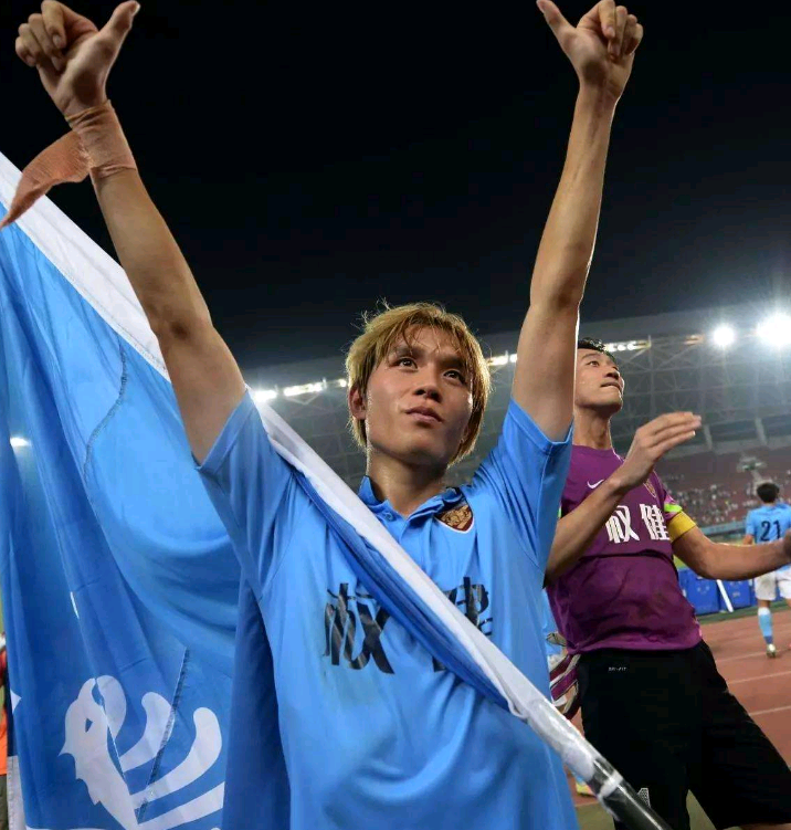 赛地聚焦：法甲清晨热度飙升；阿贾克斯完成体检；球迷炸锅；轮换策略成焦点(肌肉稍稍一发力就抽筋)